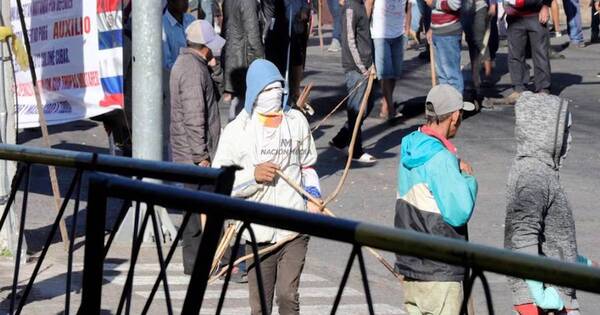 La Nación / Un grupo de indígenas levanta su protesta