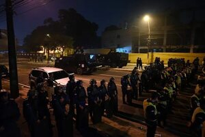 Manifestación frente al TSJE: Policía despeja la avenida Eusebio Ayala - Policiales - ABC Color