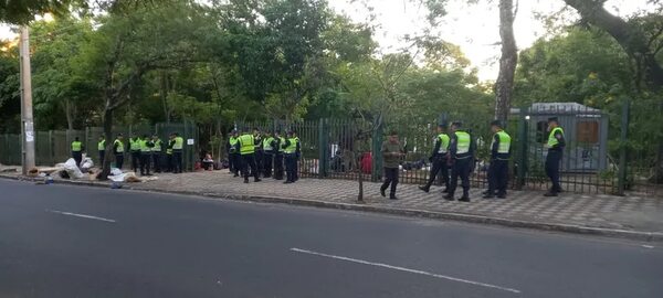Manifestación en TSJE: campesinos aguardan en Plaza Italia en busca del retorno - Policiales - ABC Color