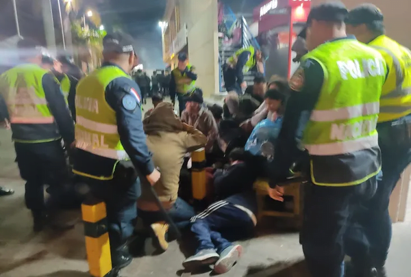 Policía usa la fuerza para despejar Eusebio Ayala tras casi 20 días - Noticiero Paraguay