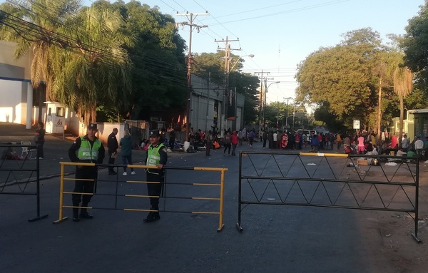 Indígenas bloquean la avenida Artigas