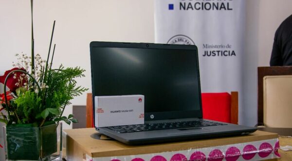 Reciben donación de computadoras para mujeres privadas de libertad - Oasis FM 94.3