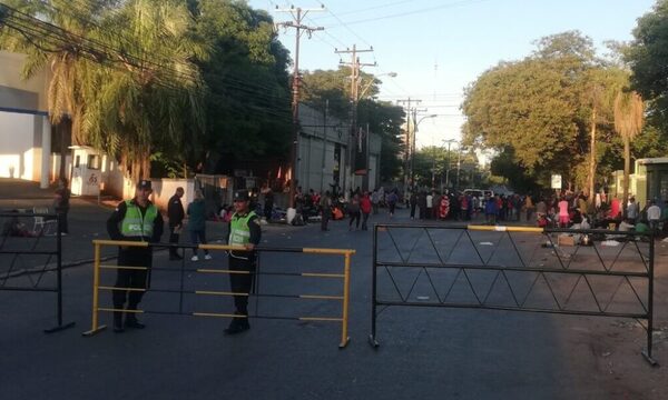 Indígenas bloquean la avenida Artigas