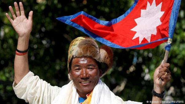 Escalador nepalí rompe récord con 27 subidas al Everest