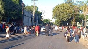 Despejaron Eusebio Ayala y ahora unos 450 indígenas cierran la avenida Artigas  - Nacionales - ABC Color