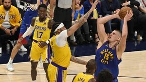 Un Nikola Jokic monumental somete a los Lakers