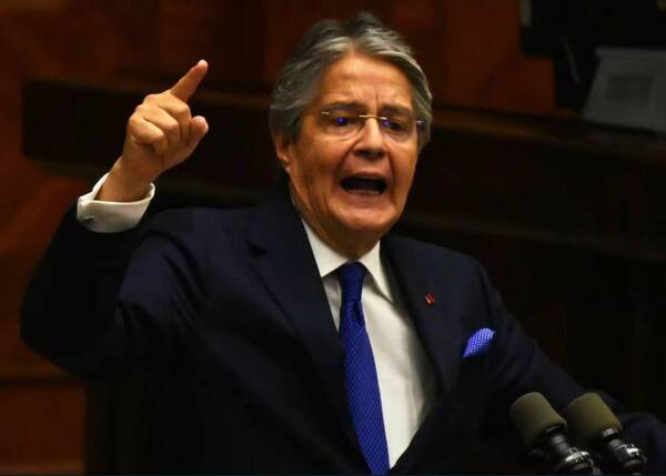 Le estaban haciendo juicio político y el presidente de Ecuador los borró a todos: disolvió el legislativo