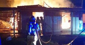 La Nación / Familia pierde su vivienda tras incendio “provocado”