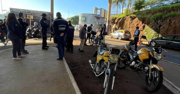 La Nación / Brasil retomó control de mototaxis en el puente