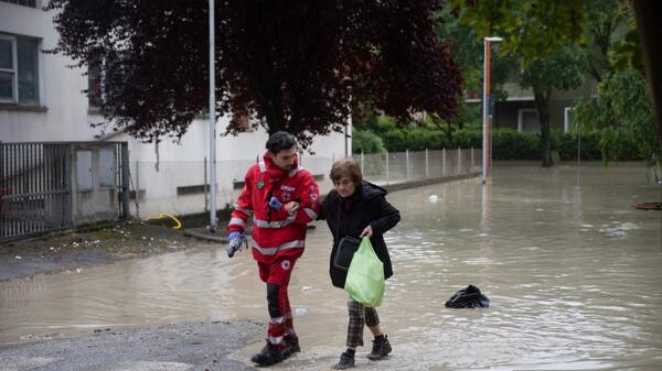 Inundaciones en Italia provocaron al menos cinco muertos y miles de evacuados: se desbordaron 14 ríos - .::Agencia IP::.