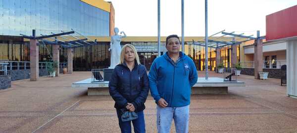Padres de joven fallecido claman por justicia en tribunales