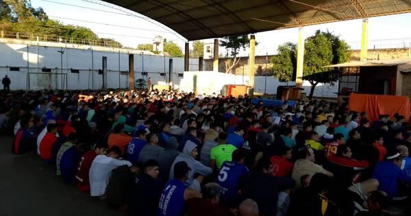 La Nación / Requisan armas blancas y teléfonos celulares en cárcel de Emboscada