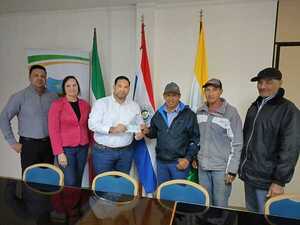 MUNICIPALIDAD DE CAMBYRETÁ ENTREGA IMPORTANTE APORTE AL COMITÉ DE FOMENTO Y PRODUCCIÓN