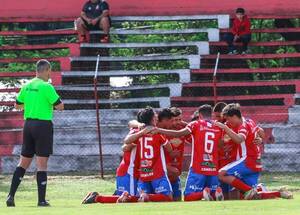 [VIDEO] División Intermedia: Colegiales hizo leña del árbol caído