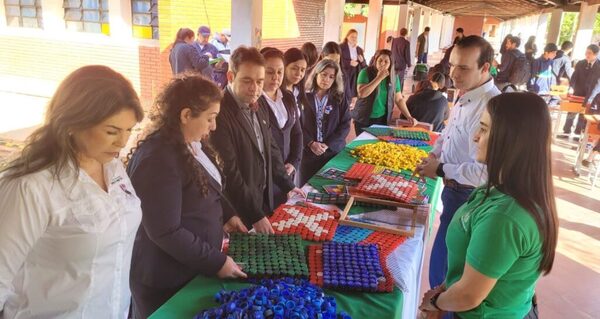 Colegio de Ayolas presentó baldosas ecológicas de tapitas plásticas