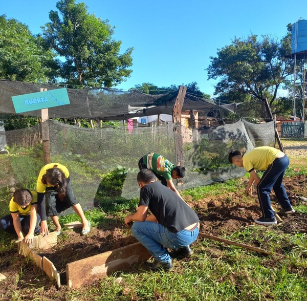 Alumnos de una escuela producen hortalizas para comedor de niños