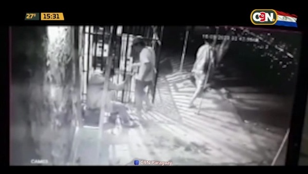 Dos hombres presuntamente golpearon a un anciano en Lambaré - C9N