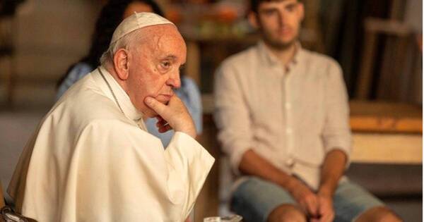 La Nación / El papa Francisco perdió la paciencia y regañó a una mamá perruna