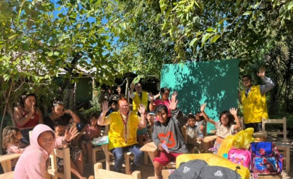 Entregan muebles y kits escolares a comunidad indígena