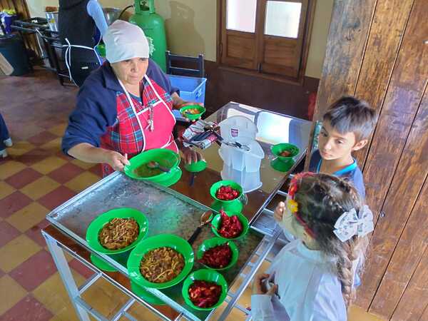 DISTRIBUYEN ALMUERZO ESCOLAR EN LA ESCUELA ADELA SPERATTI DE CAMBYRETÁ