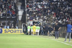 Diario HOY | Hincha se desvaneció en preferencia del Olimpia y falleció