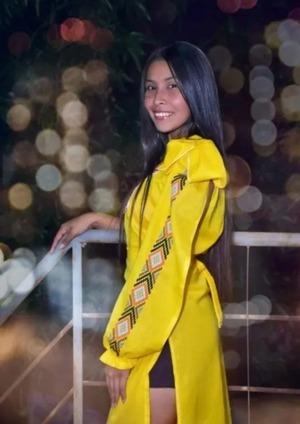 Aramí, la primera modelo Ava Guaraní, causa furor en el país
