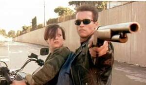 Arnold Schwarzenegger le dice "Hasta la vista baby" a Terminator