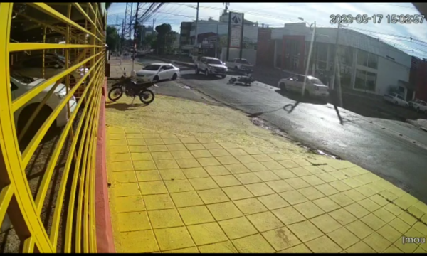 (VIDEO) ¡Un verdadero milagro! Camioneta le pasó por encima a un motoca que vive para contarlo