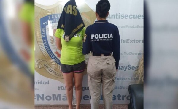 Detienen a mujer que extorsionaba a su excompañera de trabajo