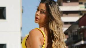 Larissa bloqueó a una cuenta ñaña y pilló algo