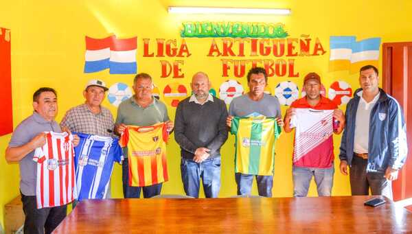 MUNICIPALIDAD DE GRAL. ARTIGAS ENTREGÓ ATUENDOS DEPORTIVOS A CLUBES - Itapúa Noticias