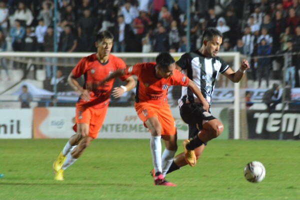 Lideres del ascenso frenan pero sigue comandando - La Tribuna