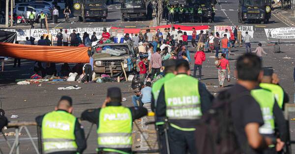 La Nación / Retiran de calles toneladas de basura tras protestas
