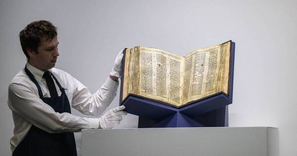 La Nación / Biblia hebrea se vendió en subasta