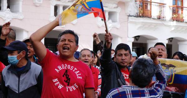 La Nación / Presidente de Ecuador, amenazado de destitución, disuelve el Congreso