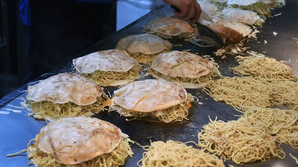 El okonomiyaki, la tortilla japonesa que salvó a Hiroshima tras la bomba