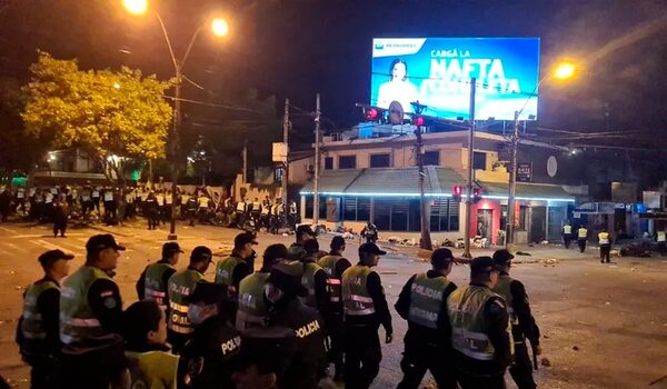 Ministro del Interior niega que haya muertos o desaparecidos tras despeje de manifestación frente al TSJE - Nacionales - ABC Color