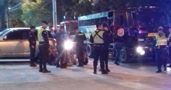 La Nación / Policía detuvo a 24 barrabravas tras fuerte enfrentamiento en Sajonia