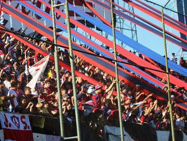 Demoran a 24 personas tras trifulca entre barras del club Cerro Porteño · Radio Monumental 1080 AM