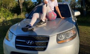 Modelo presumió su nueva camioneta