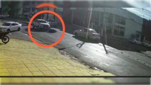 [VIDEO] Motoca sobrevivió milagrosamente tras ser arrollado por una camioneta