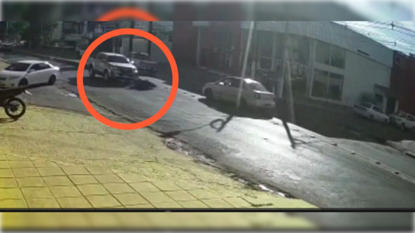 [VIDEO] Motoca sobrevivió milagrosamente tras ser arrollado por una camioneta