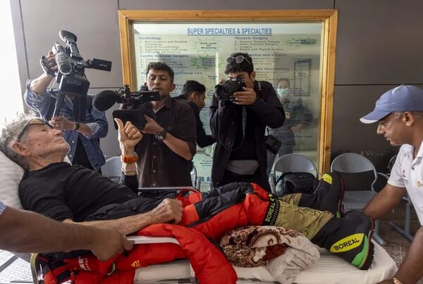 El longevo escalador Carlos Soria es evacuado de la montaña tras accidente en el pico Dhaulagiri - Polideportivo - ABC Color