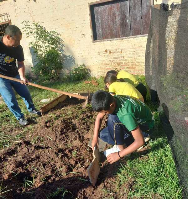 Comunidad escolar sostiene una huerta comunitaria | Radio Regional 660 AM