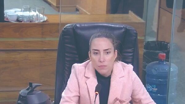 Concejala propone evitar kepis, lentes, bermudas y minifaldas