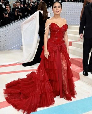 ¡Mirá el baile de Salma Hayek celebrando su nuevo logro en Instagram! - Gente - ABC Color
