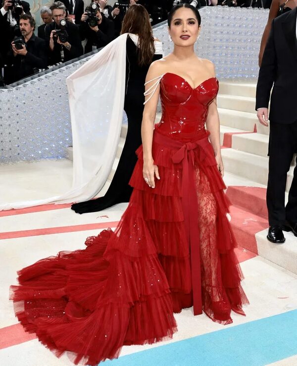¡Mirá el baile de Salma Hayek celebrando su nuevo logro en Instagram! - Gente - ABC Color