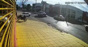Video: motociclista se salva de milagro - Policiales - ABC Color
