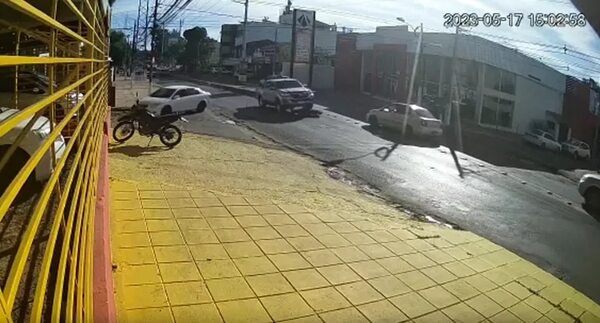 Video: motociclista se salva de milagro - Policiales - ABC Color