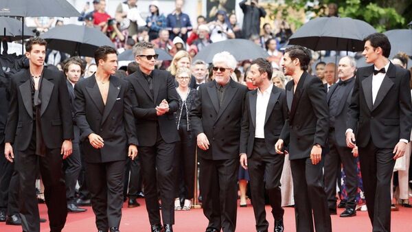 Los hombres de Almodóvar disparan en la alfombra roja de Cannes